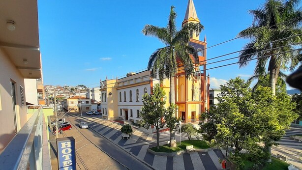 Une vue de rue avec un hôtel appelé « HÔTEL CENTRAL » sur la gauche.