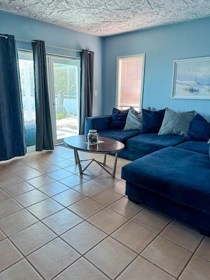 TV, books - Beverly’s Place III – Pets Welcomed!! (Port Orange)