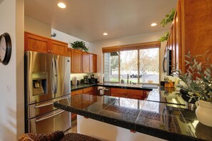 Réfrigérateur, micro-ondes, plaque de cuisson, lave-vaisselle