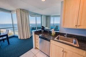 Kylskåp, mikrovågsugn, ugn och spishäll