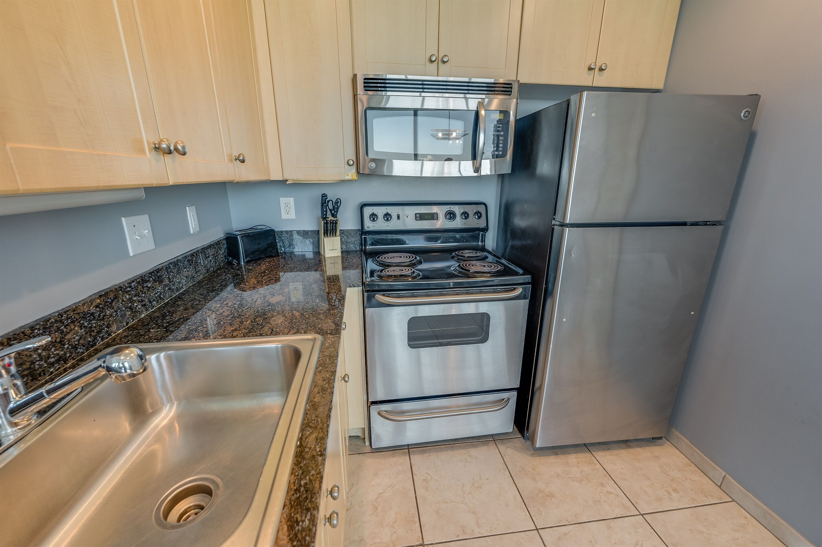 Kylskåp, mikrovågsugn, ugn och spishäll