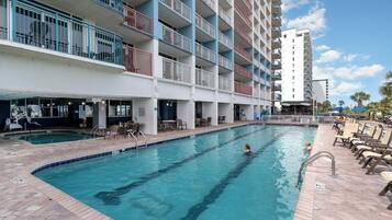 Alberca techada y alberca climatizada