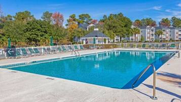 Een binnenzwembad en een verwarmd zwembad