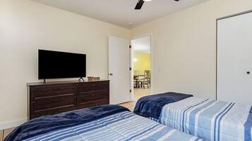 2 slaapkamers, een bureau, een strijkplank/strijkijzer, gratis wifi