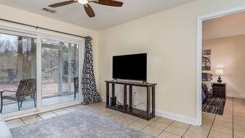 2 Schlafzimmer, Schreibtisch, Bügeleisen/Bügelbrett, kostenloses WLAN