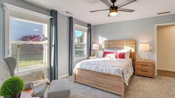 3 室のベッドルーム、デスク、アイロン / アイロン台、旅行用ベビーベッド