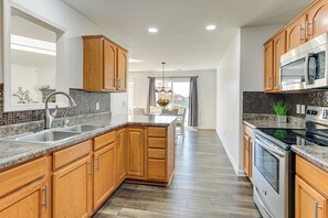 Geladeira, micro-ondas, cooktop, lava-louças