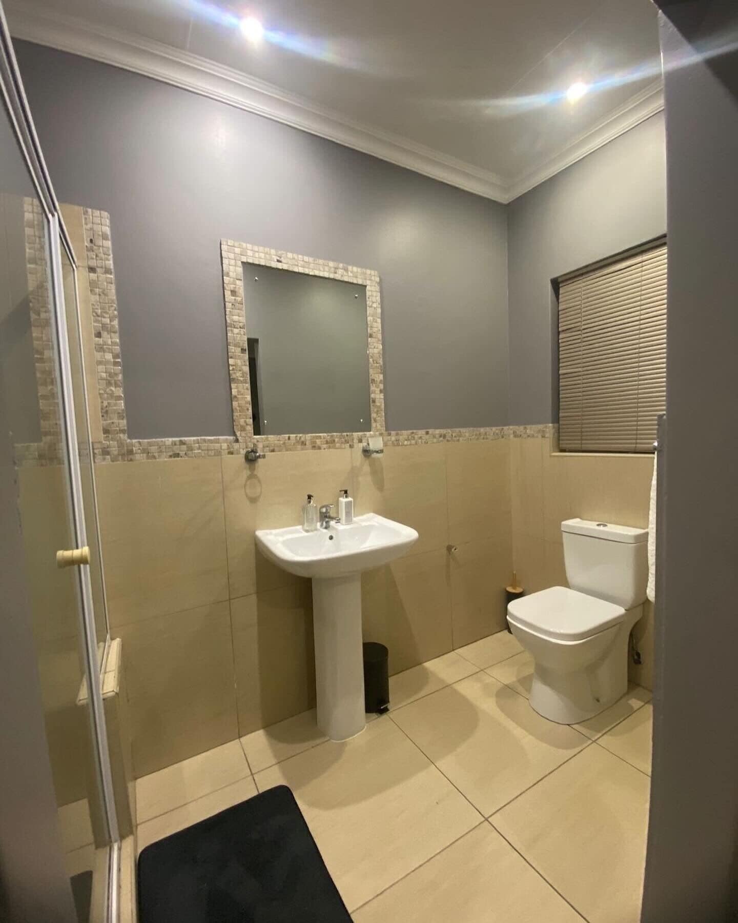 Regadera, toallas, jabón, papel de baño 