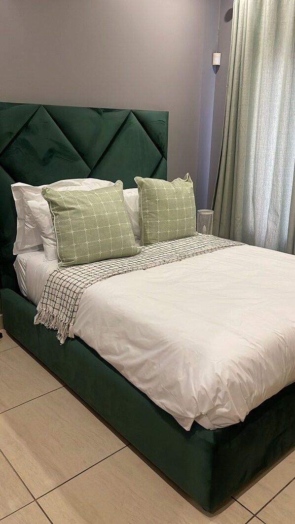 3 slaapkamers, een strijkplank/strijkijzer, internet, beddengoed