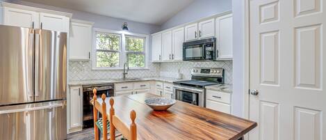 Fridge, microwave, stovetop, dishwasher