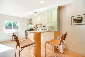 Kühlschrank, Mikrowelle, Herdplatte, Geschirrspüler