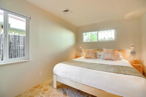 1 Schlafzimmer, Schreibtisch, Bügeleisen/Bügelbrett, Reisekinderbett