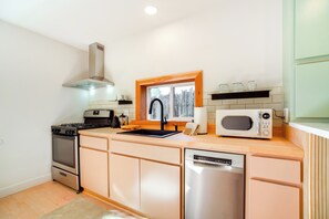 Fridge, microwave, stovetop, dishwasher