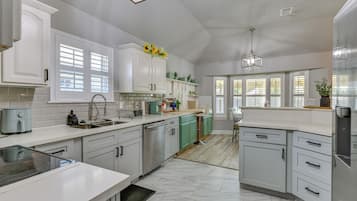 Réfrigérateur, micro-ondes, plaque de cuisson, lave-vaisselle