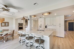 Kjøleskap, mikrobølgeovn, kokeplater og oppvaskmaskin