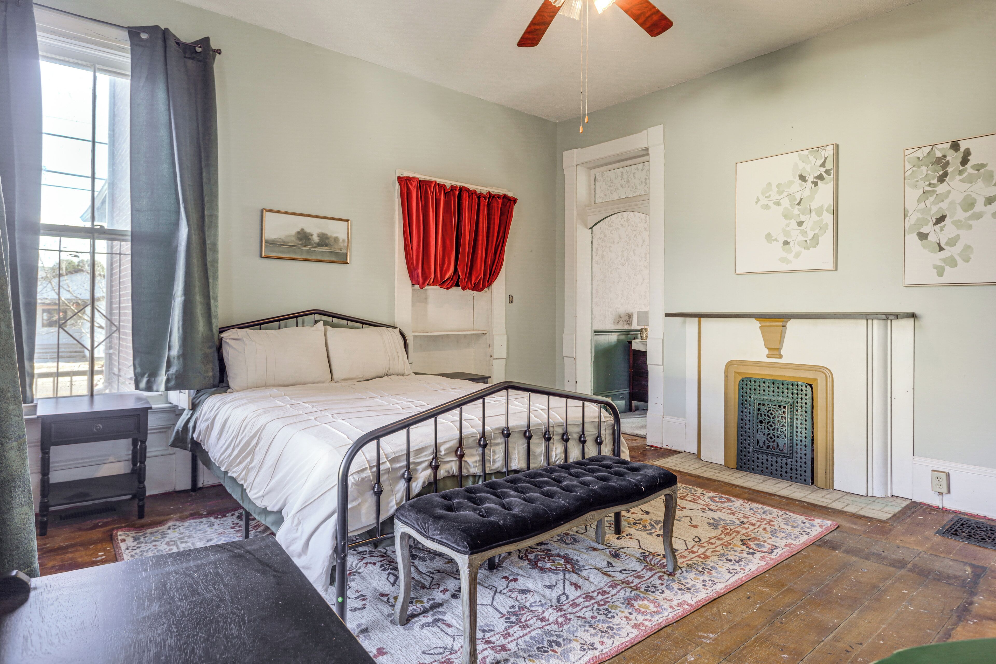 4 bedrooms, travel crib, internet, bed sheets