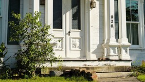 Exterior detail - The Waldoboro Inn Room 1 (Waldoboro)