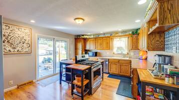 Køleskab, mikrobølgeovn, kogeplade, opvaskemaskine