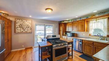 Kjøleskap, mikrobølgeovn, kokeplater og oppvaskmaskin