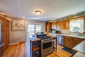 Kylskåp, mikrovågsugn, spishäll och diskmaskin