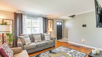 TV, fireplace, books, stereo