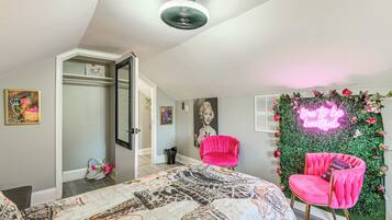 4 bedrooms, desk, iron/ironing board, internet