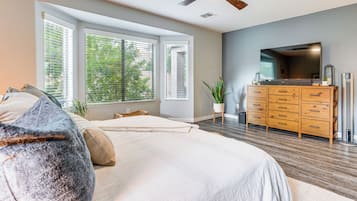 3 bedrooms, desk, iron/ironing board, internet