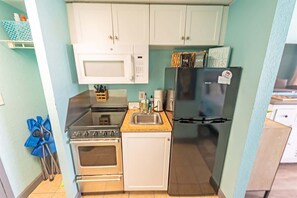 Kjøleskap, mikrobølgeovn, ovn og kokeplater