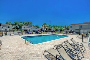 من حمّامات السباحة المغطاة، حمّام سباحة مُدفَّأ