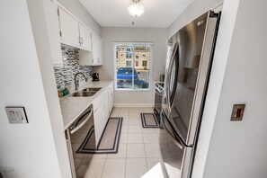 ثلاجة، ميكروويف، فرن، موقد طهي مسطح