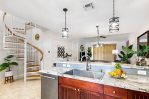 Condo, varias camas, lanai, vista al campo de golf (Fairway Villas Waikoloa J34) | Interior