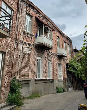 Exterior - cozy old Tbilisi apartment with beautiful vie (T'bilisi)