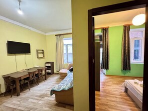 1 غرفة نوم ومكواة/لوح كي وخدمة الإنترنت وملاءات أسرّة