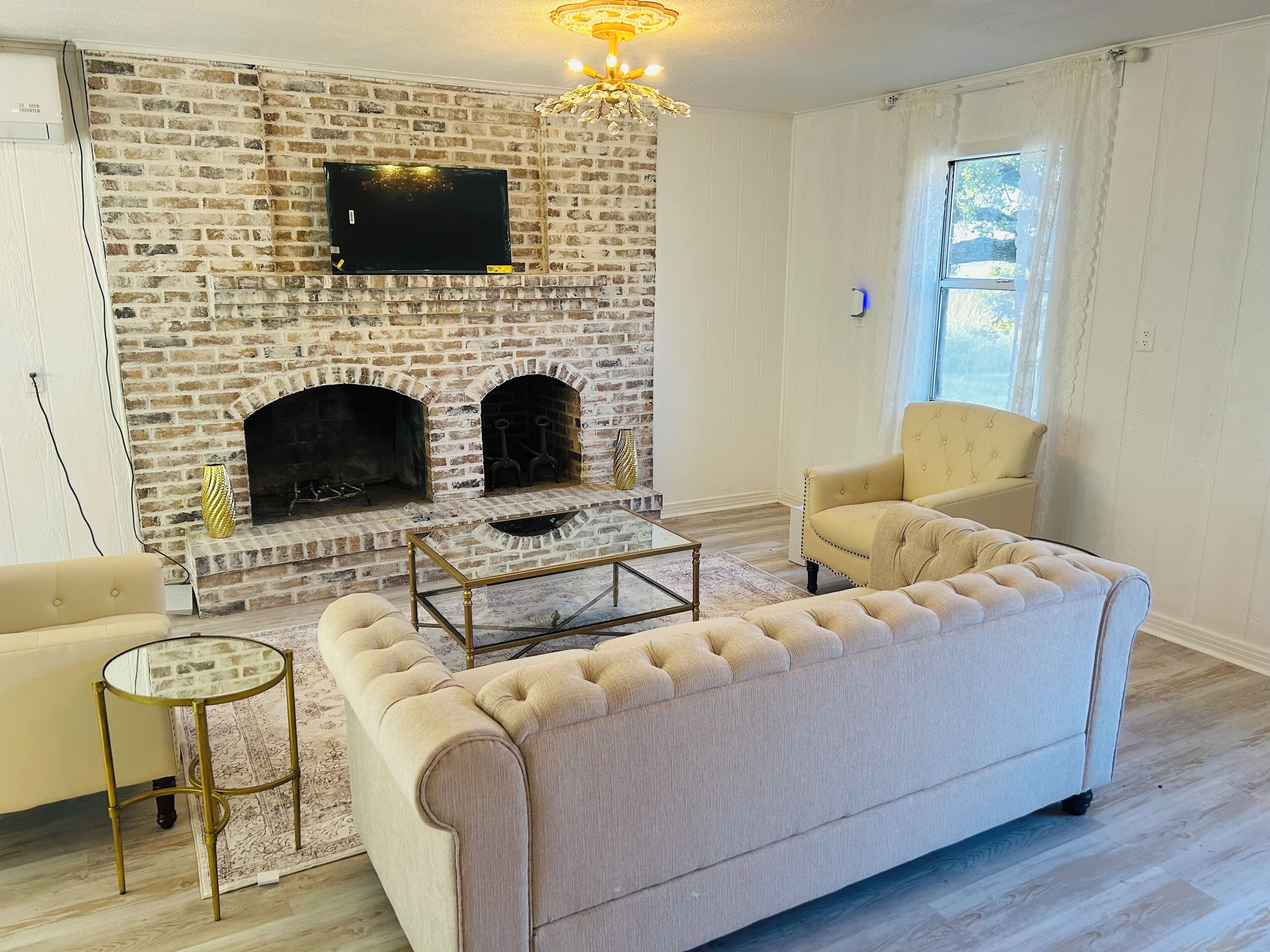 Smart TV, fireplace, ping pong, books