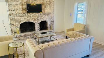 Smart TV, fireplace, ping pong, books