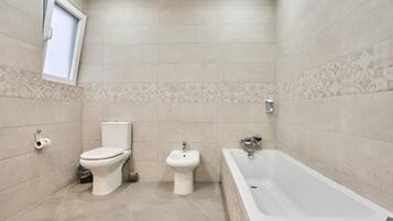 Bidet, serviettes fournies, papier toilette