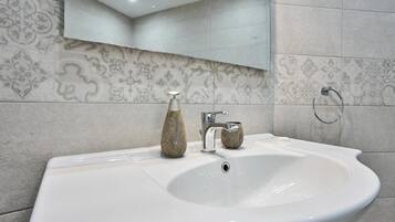 Bidé, håndklær og toalettpapir