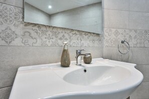 Bidé, håndklær og toalettpapir