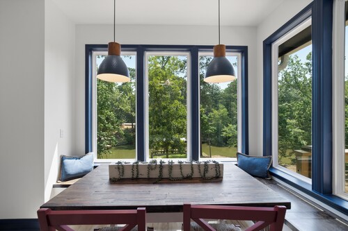 Serene Lakeside Retreat, Family and Pet Friendly! Hot Tub Coming Soon!