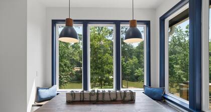 Serene Lakeside Retreat, Family and Pet Friendly! Hot Tub Coming Soon!