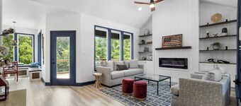Serene Lakeside Retreat, Family and Pet Friendly!
