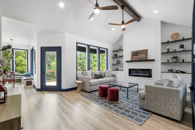 Serene Lakeside Retreat, Family and Pet Friendly!