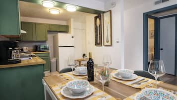 KĂŒhlschrank, Mikrowelle, Ofen, Herdplatte