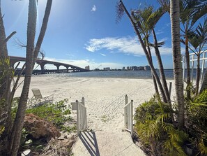På stranden og solsenger