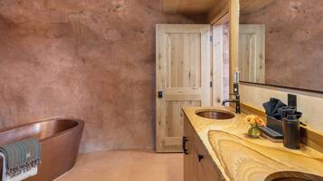 Banheira e chuveiro separados, secador de cabelo, toalhas de banho