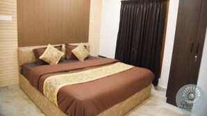 Un dormitorio con cama, armario, ventana con cortinas y equipo de aire acondicionado.