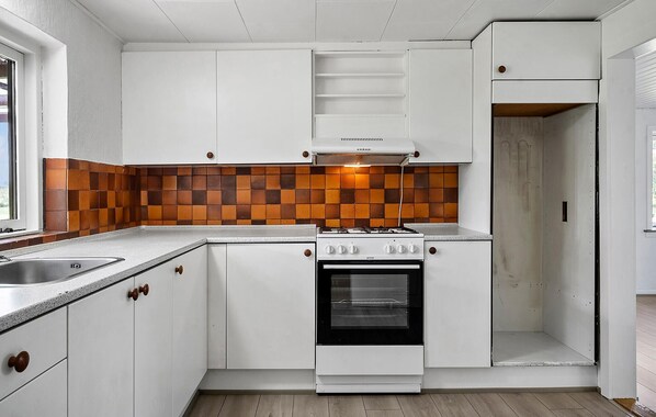 ثلاجة، موقد طهي مسطح، ماكينة لصنع القهوة/الشاي