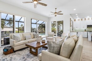 Smart TV, ping pong - Cape Coral Oasis - Pool + Canal Front + Dock (Cape Coral)