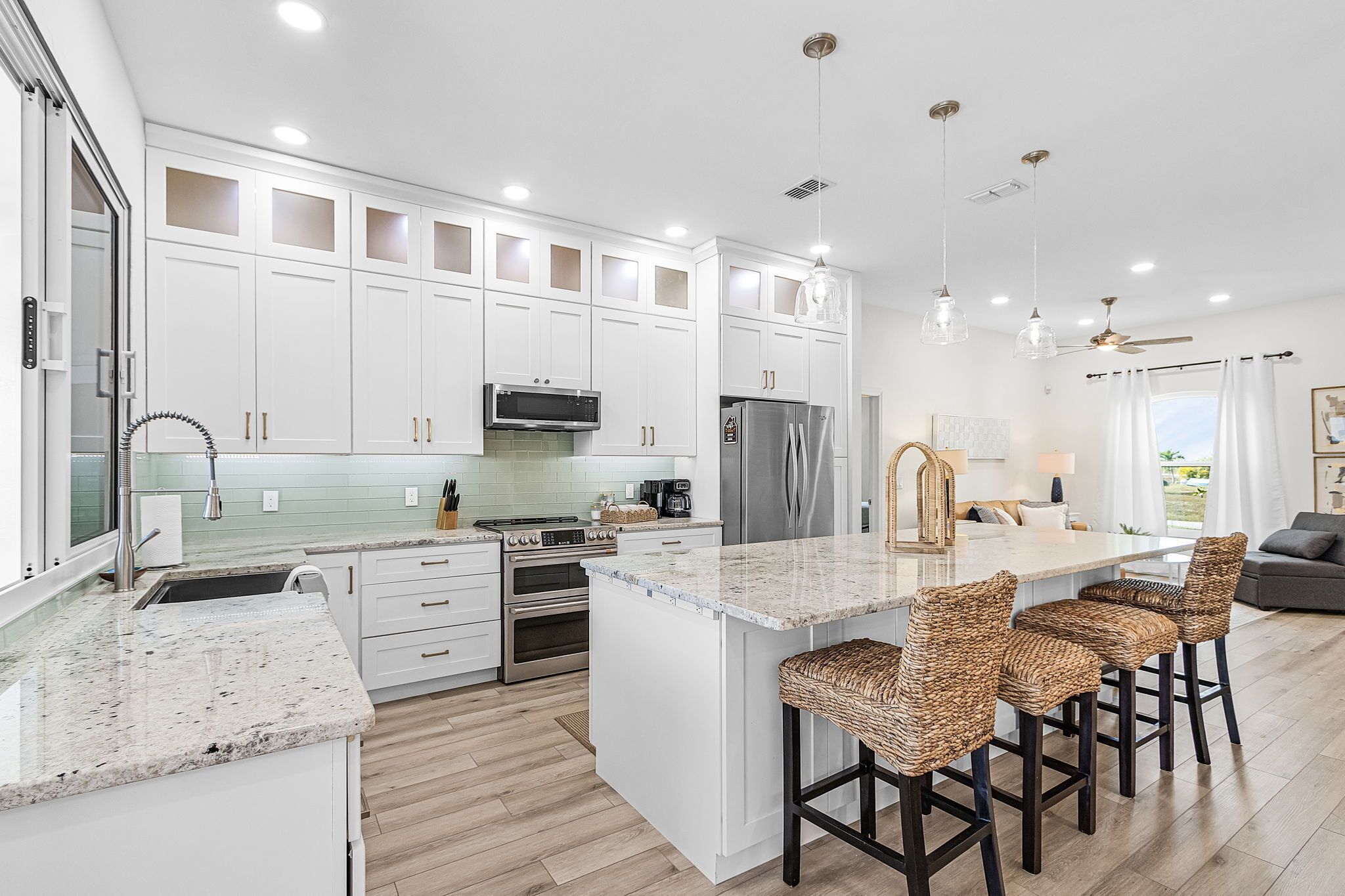 冷蔵庫、電子レンジ、オーブン、コンロ