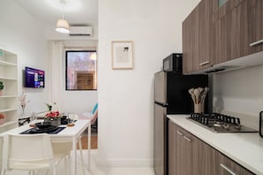 Kjøleskap, mikrobølgeovn, kokeplater og kaffetrakter/tekoker